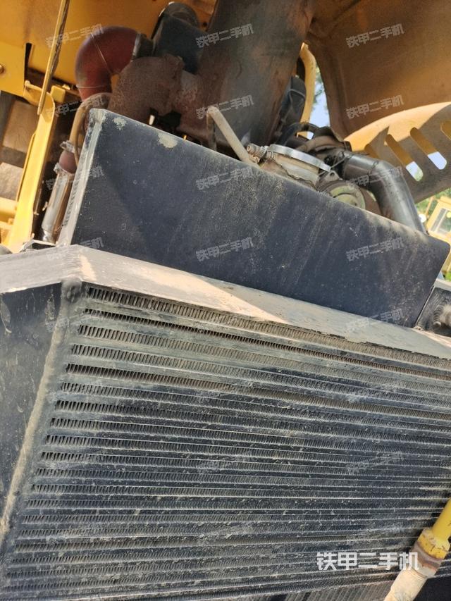 散熱器全景（壓路機(jī)發(fā)動(dòng)機(jī)艙）