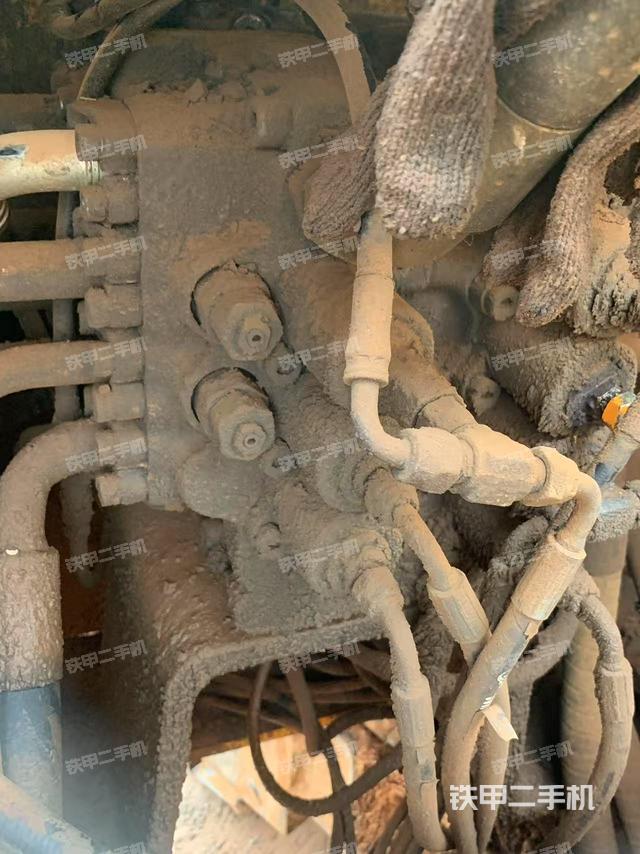 回转马达和主控阀（整机外观）