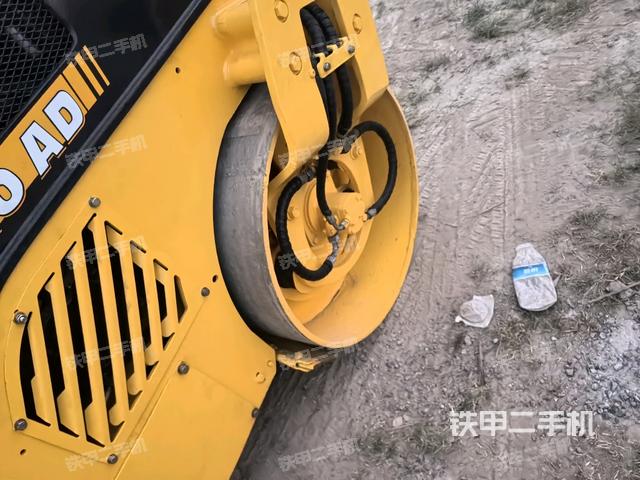 前车架正左侧（压路机前后车架）