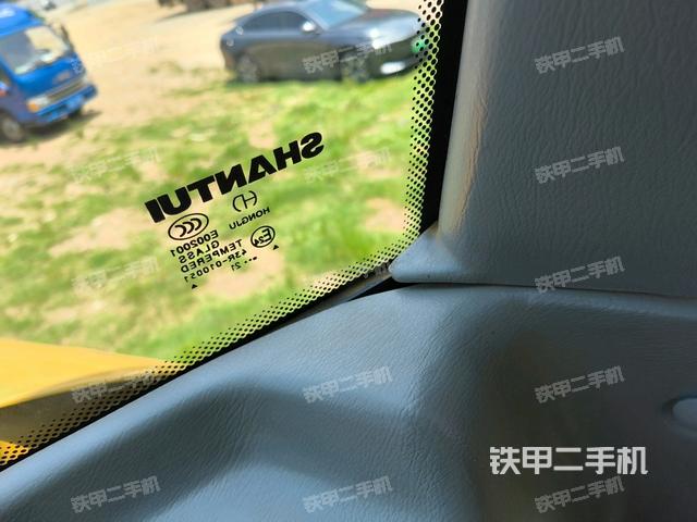 駕駛室側(cè)向上照全景（壓路機(jī)駕駛室）