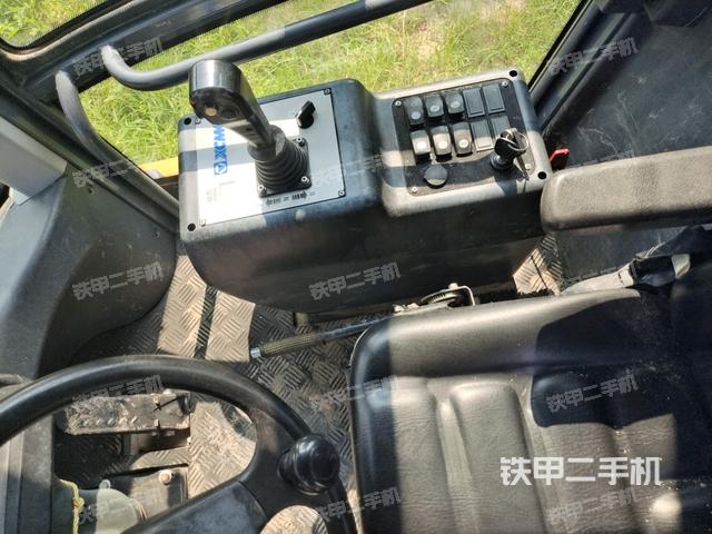 駕駛室頂蓬內(nèi)（壓路機駕駛室）