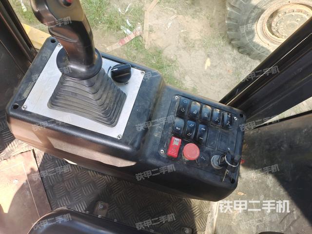 操作臺全景（壓路機駕駛室）