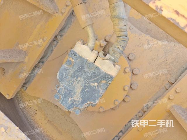 后輪左側(cè)全景（壓路機(jī)前后車架）