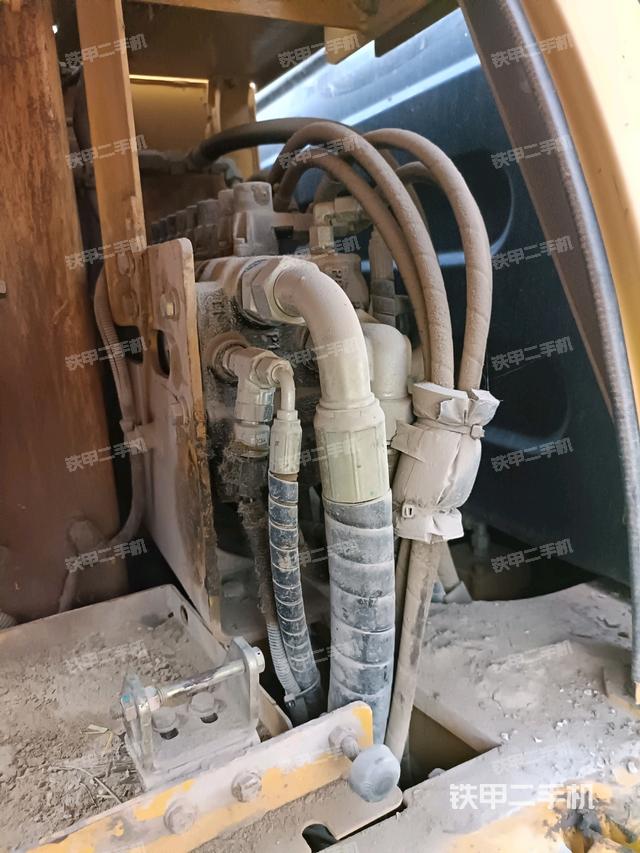 回轉馬達和主控閥（整機外觀）