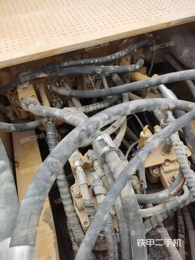 回转马达和主控阀（整机外观）