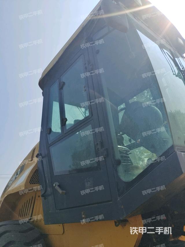 右側(cè)正面照（壓路機(jī)駕駛室）