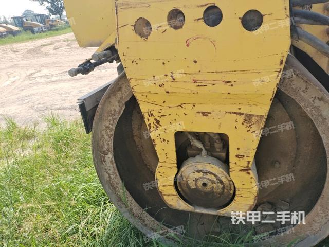 后轮右侧全景（压路机前后车架）