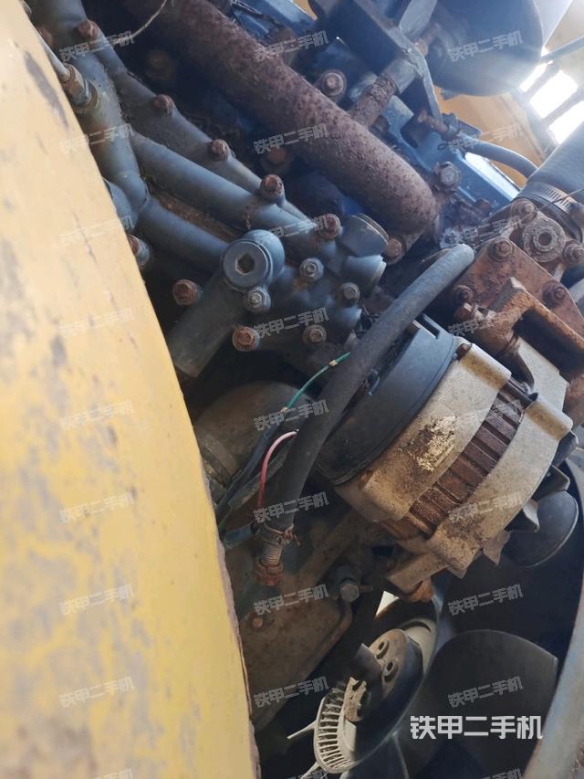 發(fā)動(dòng)機(jī)上部全景（壓路機(jī)發(fā)動(dòng)機(jī)艙）