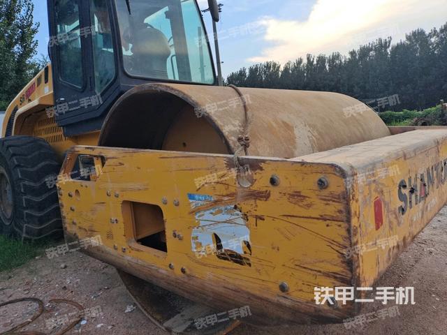 前車(chē)架正左側(cè)（壓路機(jī)前后車(chē)架）