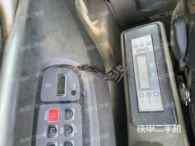 行走控制手柄和踏板 俯拍（驾驶室部分）