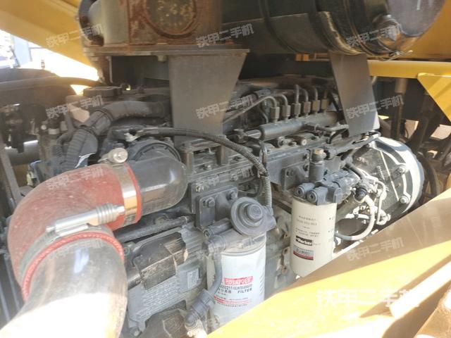 發(fā)動機右側(cè)全景（壓路機發(fā)動機艙）