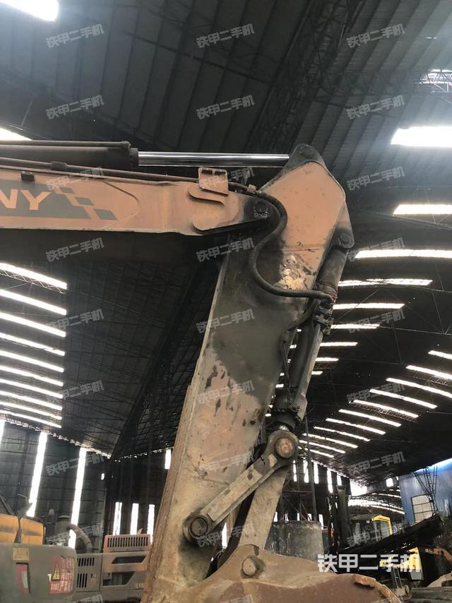 液压泵舱室正面整体（整机外观）