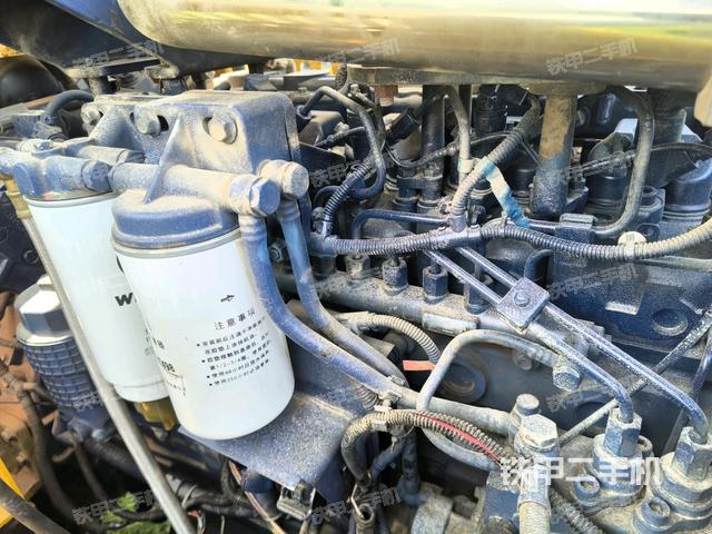 分動箱或變速箱（壓路機(jī)發(fā)動機(jī)艙）