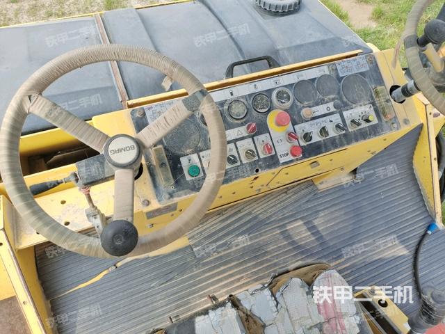 驾驶室侧向上照全景（压路机驾驶室）