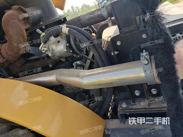 散熱器全景（壓路機(jī)發(fā)動機(jī)艙）