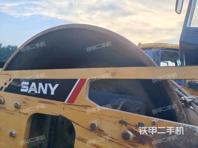 正后侧（压路机前后车架）