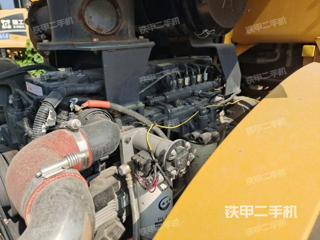 發(fā)動機(jī)左側(cè)全景（壓路機(jī)發(fā)動機(jī)艙）