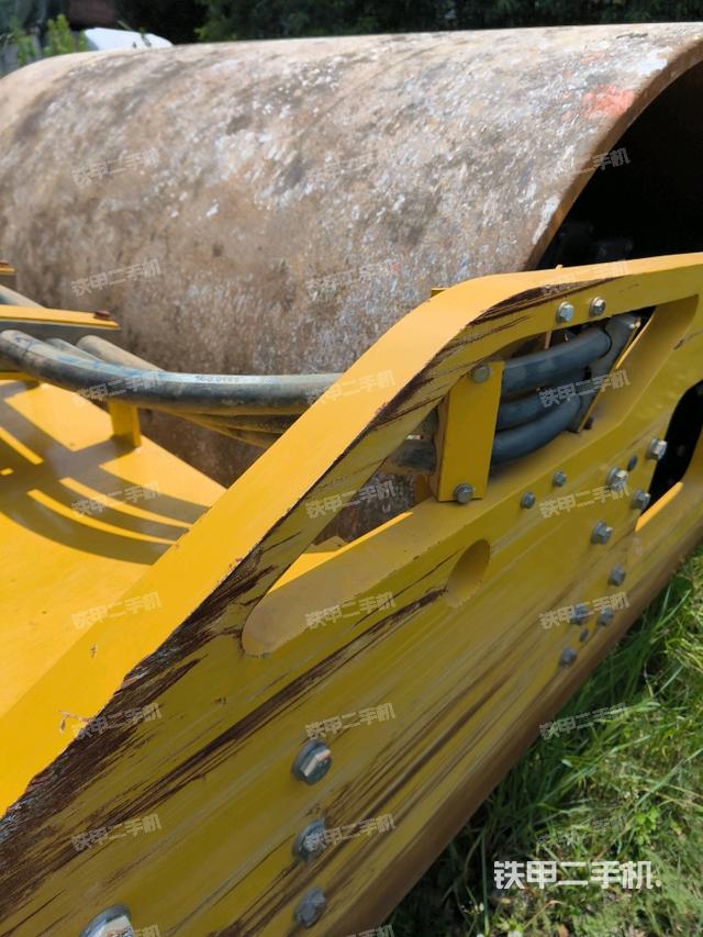 前輪左側(cè)減震塊連接及部件（壓路機(jī)前后車架）