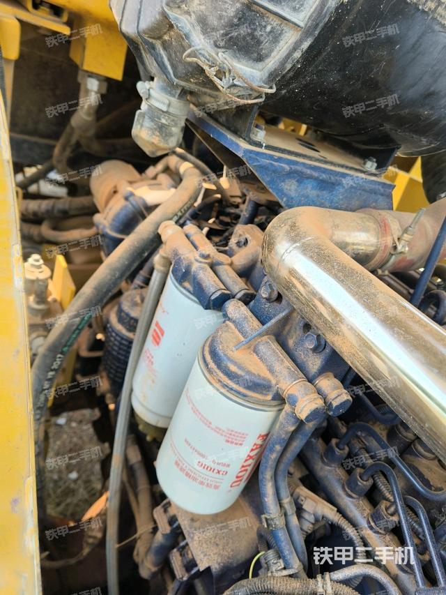 发动机上部全景（压路机发动机舱）