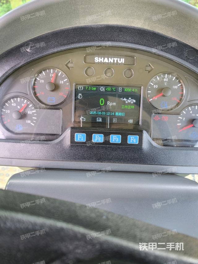 左側(cè)正面照（壓路機(jī)駕駛室）