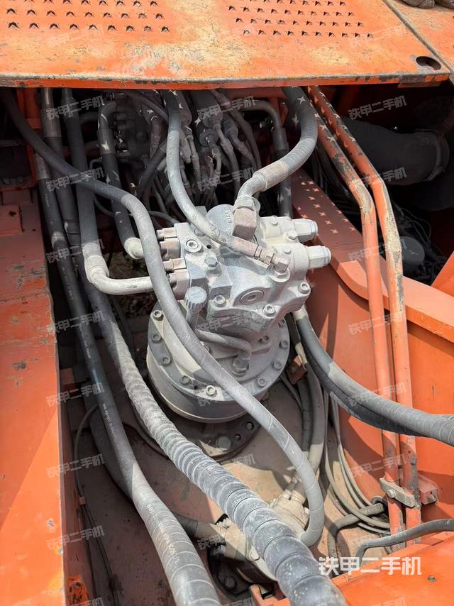 回转马达和主控阀（整机外观）