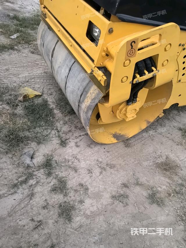 前轮左侧减震块连接及部件（压路机前后车架）