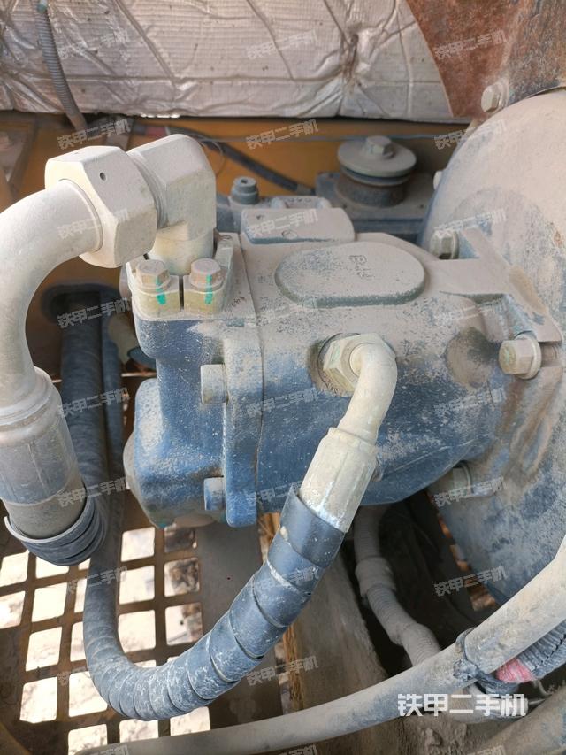 液壓泵艙室正面整體（整機外觀）