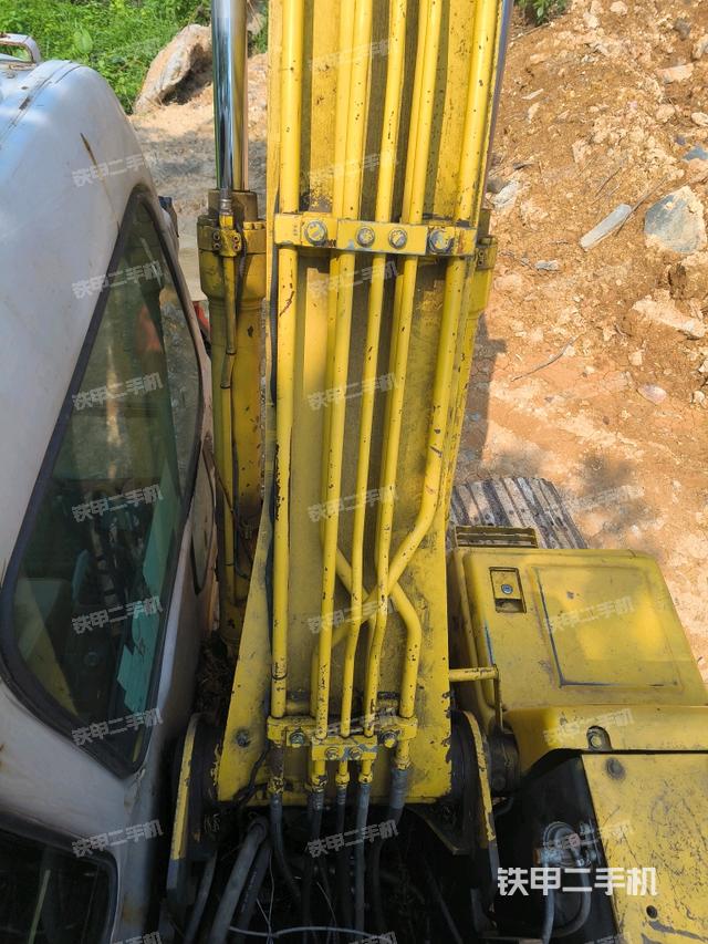 大臂油缸整体 竖拍（工作和回转装置）