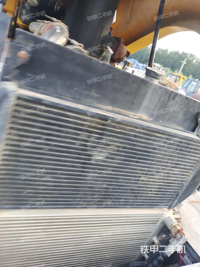 發(fā)動(dòng)機(jī)右側(cè)全景（壓路機(jī)發(fā)動(dòng)機(jī)艙）