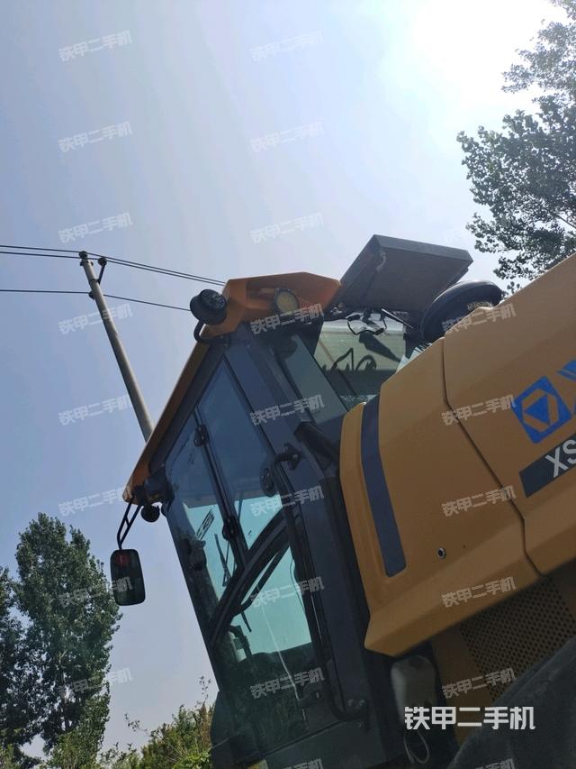 右側(cè)正面照（壓路機駕駛室）