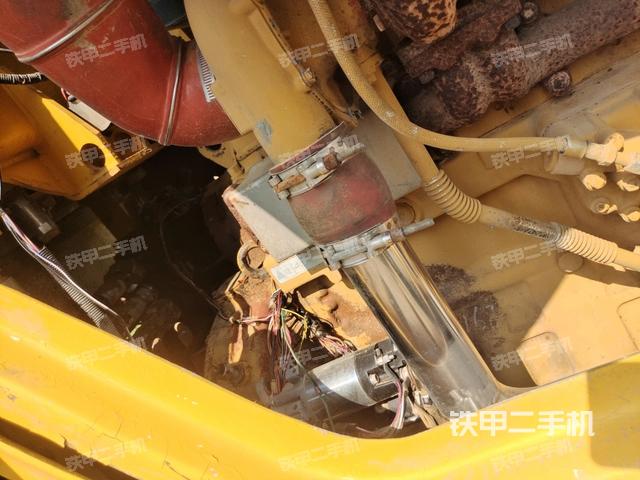 發(fā)動(dòng)機(jī)左側(cè)全景（壓路機(jī)發(fā)動(dòng)機(jī)艙）