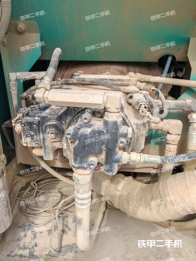 液压泵舱室正面整体（整机外观）