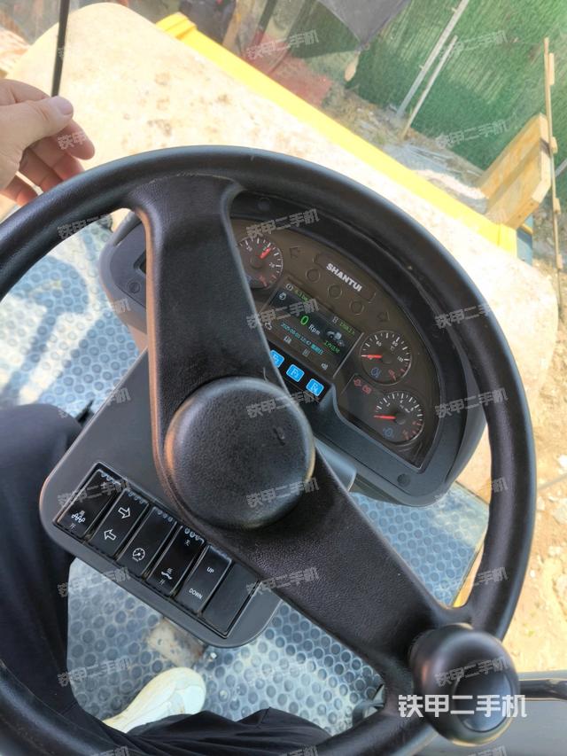 仪表盘全景（压路机驾驶室）