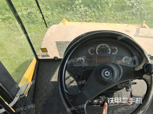 儀表盤全景（壓路機(jī)駕駛室）