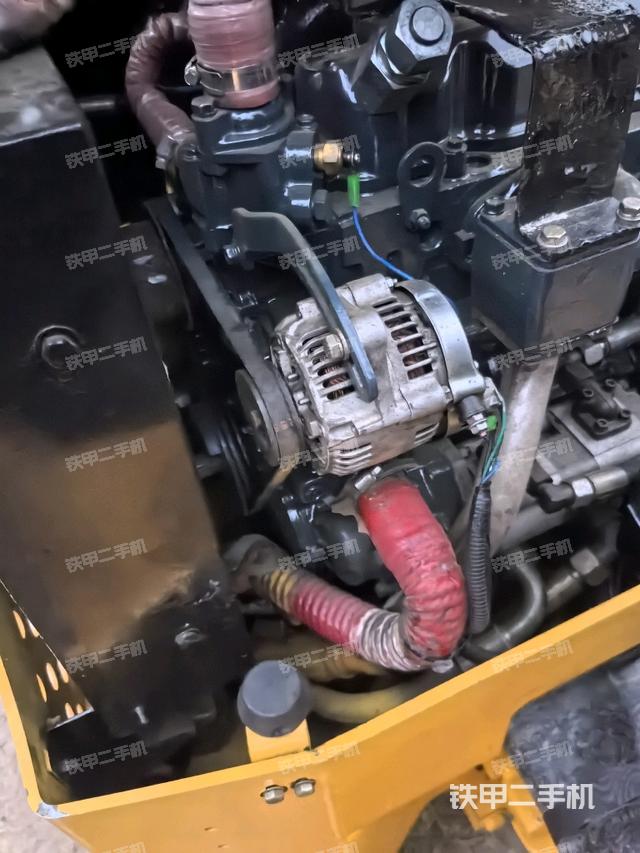 发动机右侧全景（压路机发动机舱）