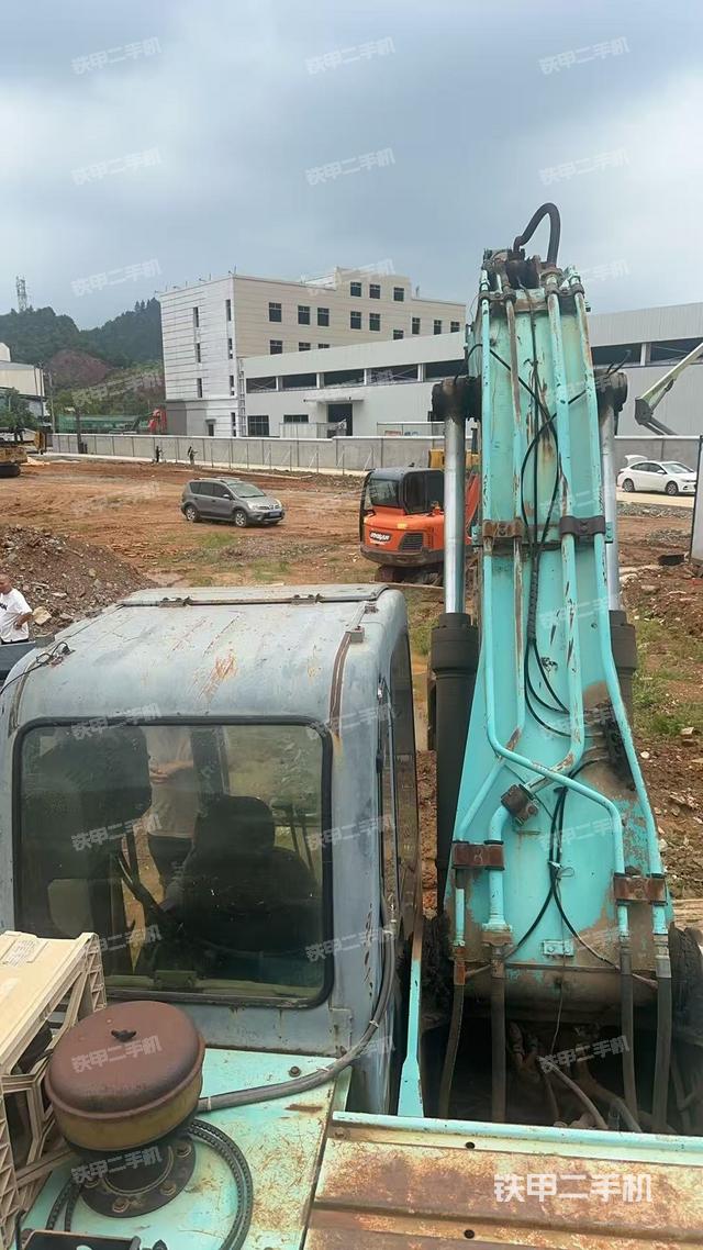 驾驶室顶部（整机外观）