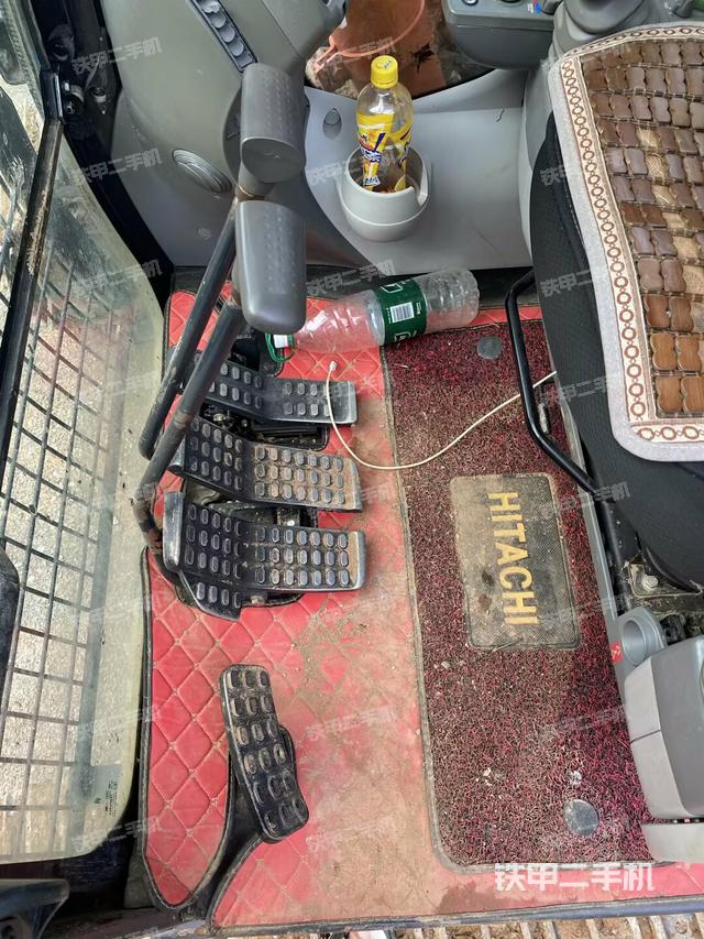 行走控制手柄和踏板 俯拍（驾驶室部分）