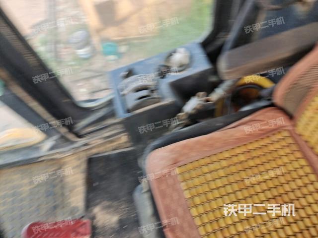 駕駛室內(nèi)座椅、儀表操作手柄全景（壓路機(jī)駕駛室）