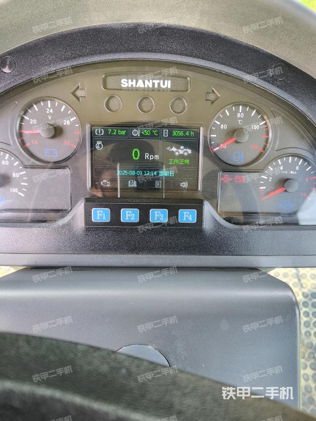 右側(cè)正面照（壓路機(jī)駕駛室）