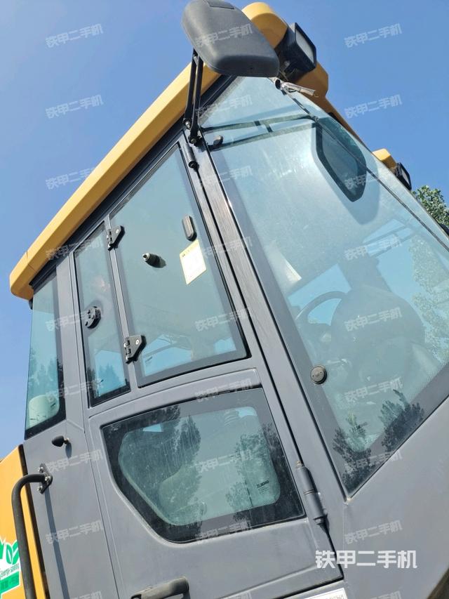 左側(cè)正面照（壓路機(jī)駕駛室）