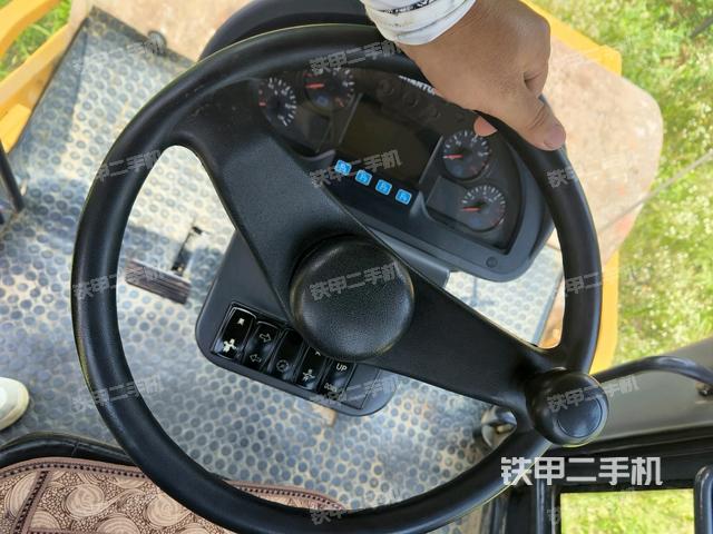 駕駛室頂蓬內(nèi)（壓路機(jī)駕駛室）