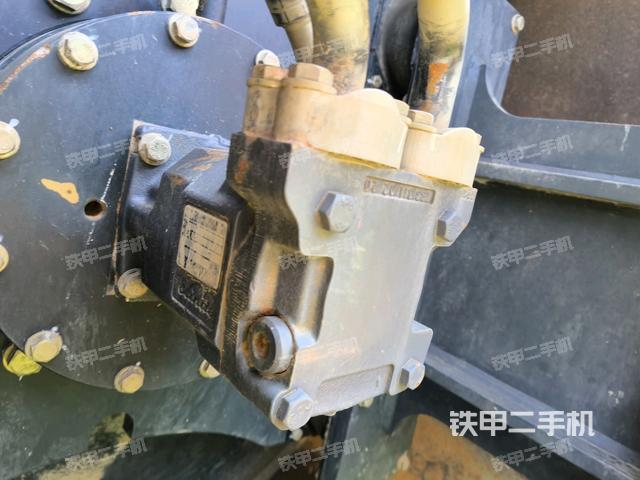 后輪左側(cè)全景（壓路機(jī)前后車架）