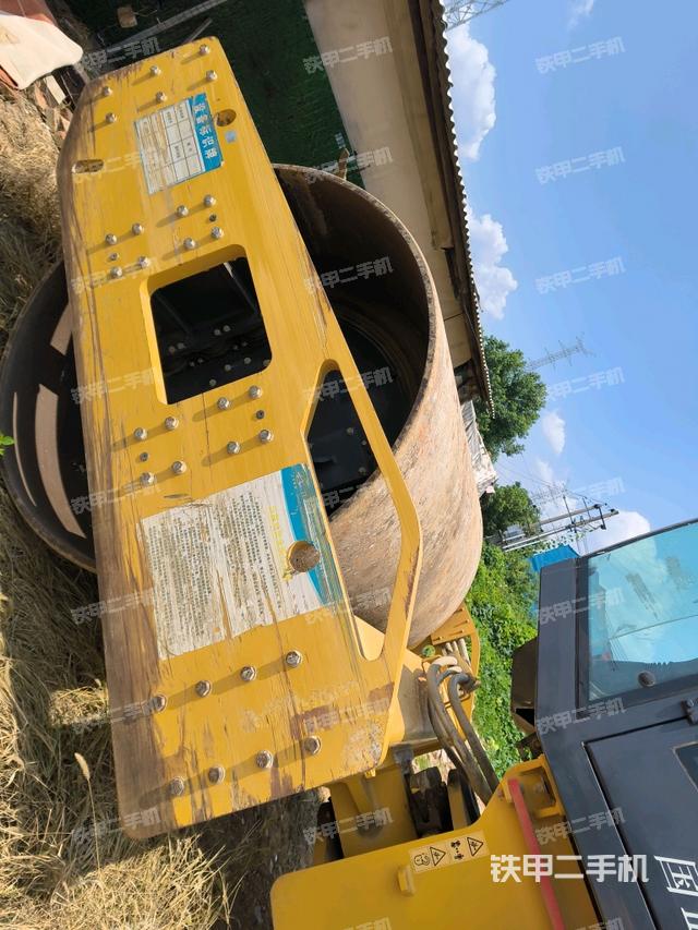 前轮右侧减震块连接及部件（压路机前后车架）