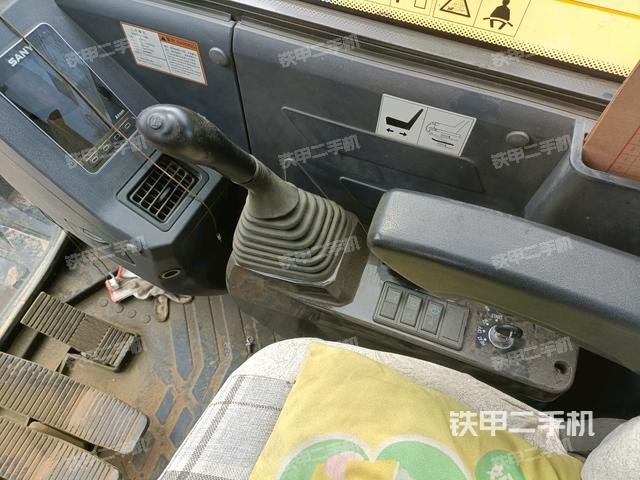 座椅右側(cè)控制臺/鑰匙門/油門/含右手柄（駕駛室部分）