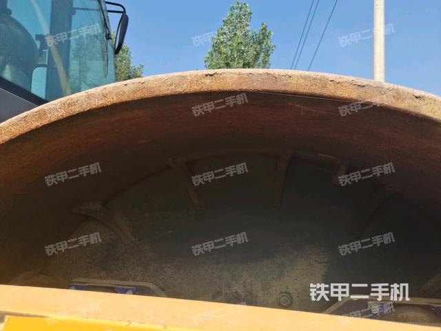 后輪右側(cè)全景（壓路機(jī)前后車架）