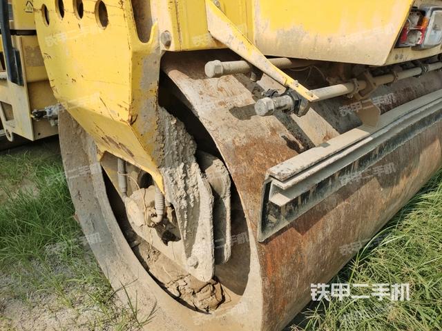 正后侧（压路机前后车架）