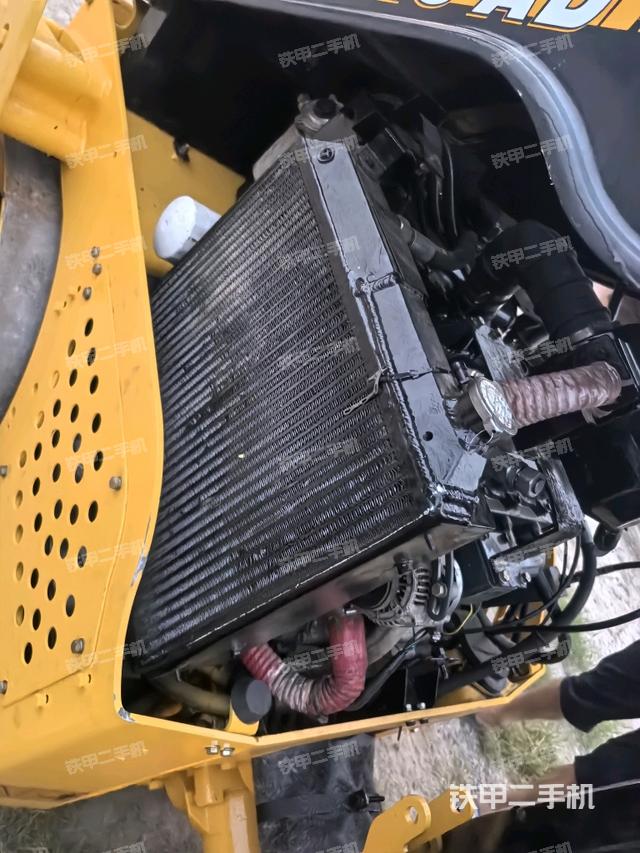发动机左侧全景（压路机发动机舱）