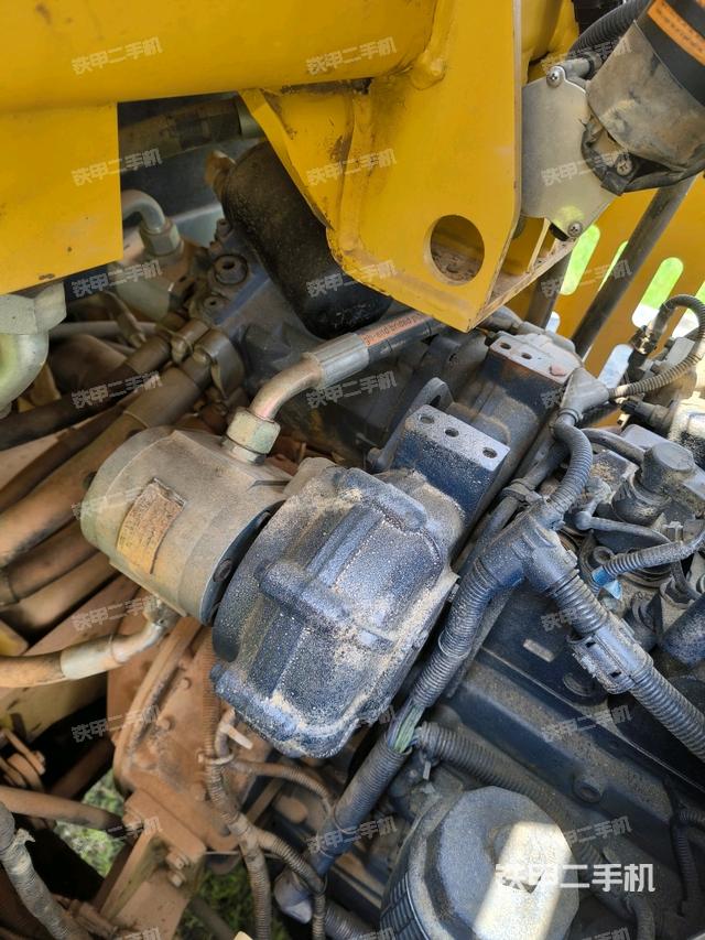 發(fā)動機(jī)左側(cè)全景（壓路機(jī)發(fā)動機(jī)艙）