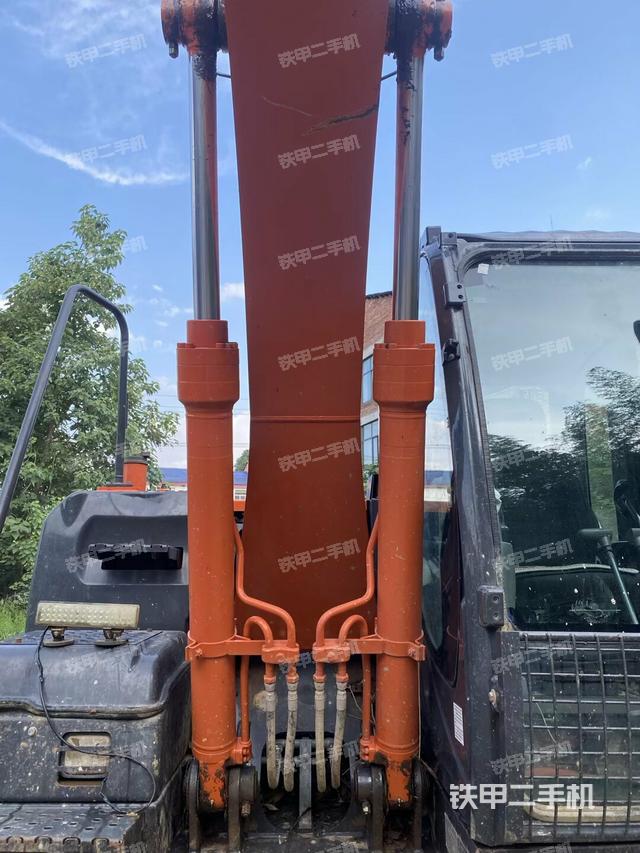 大臂油缸整体 竖拍（工作和回转装置）