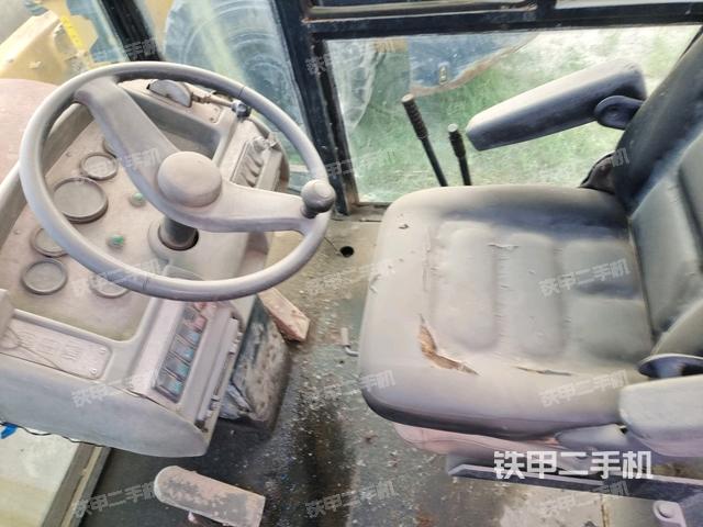 駕駛室內(nèi)座椅、儀表操作手柄全景（壓路機(jī)駕駛室）